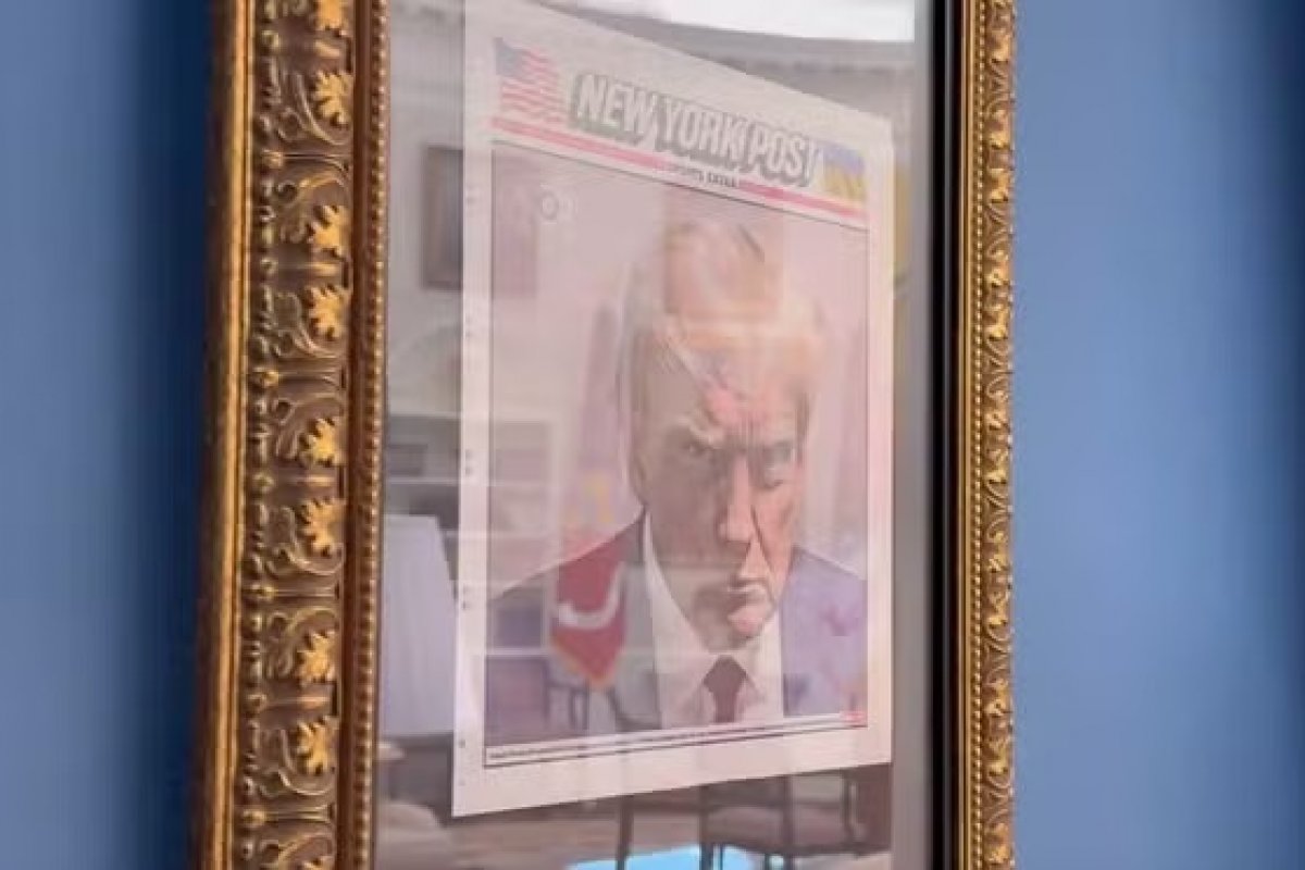 Vídeo: Trump pendura foto da ficha criminal no Salão Oval da Casa Branca