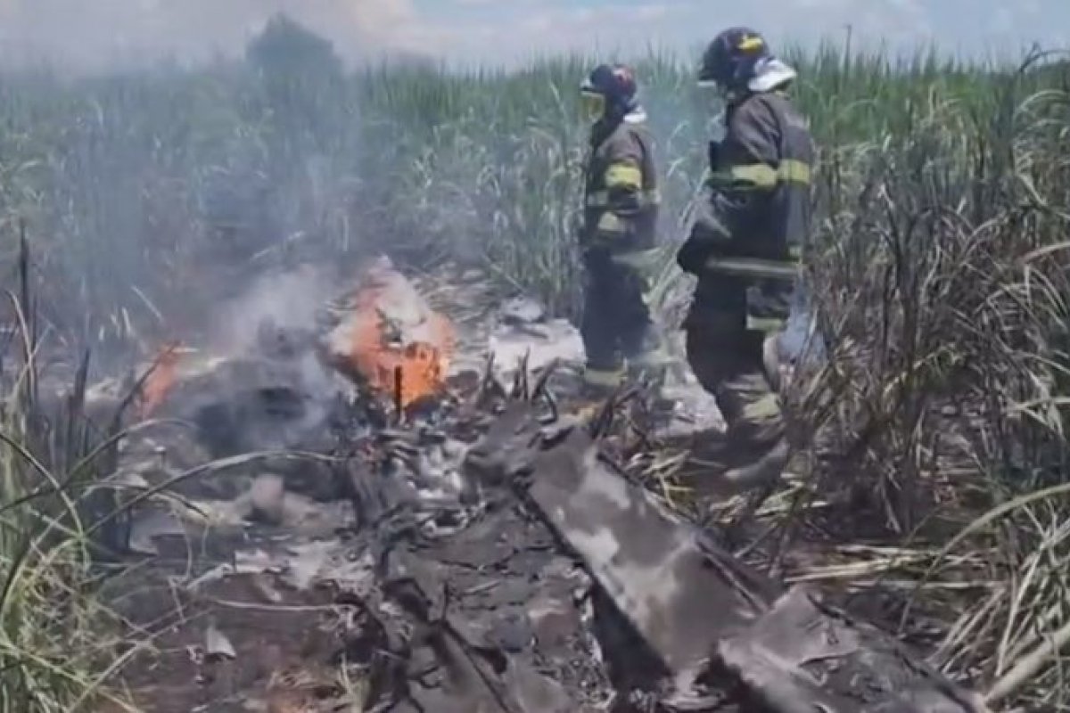 Vídeo: avião de pequeno porte cai e deixa dois mortos no interior de SP