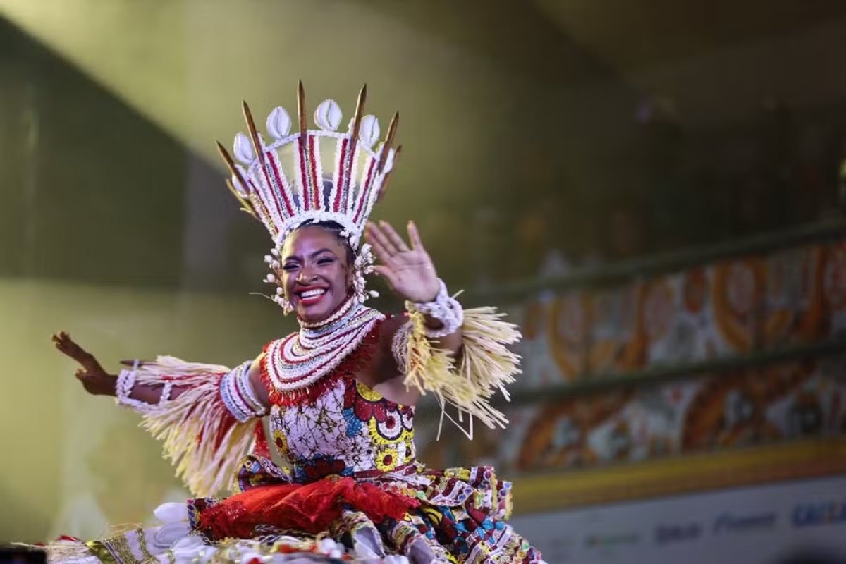 Dançarina, influenciadora e rainha do Malê Debalê é coroada Deusa do Ébano do Ilê