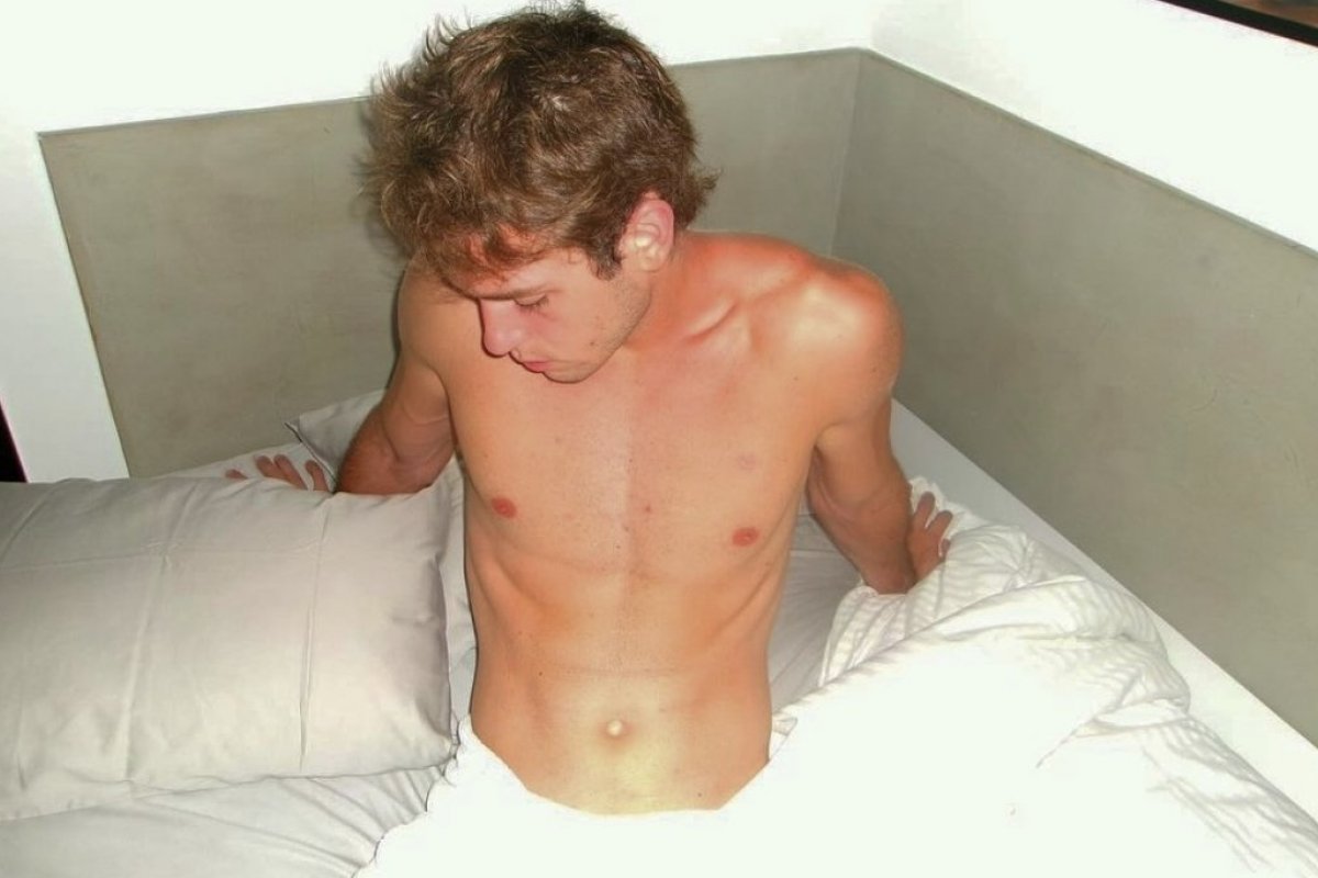 Que calor: Filho de Murilo Benício e Giovanna Antonelli posa só de toalha!