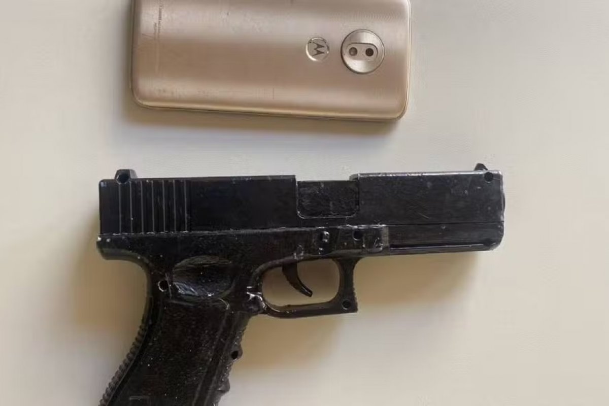 Homem é agredido por passageiros após tentar assaltar ônibus com arma falsa na Bahia