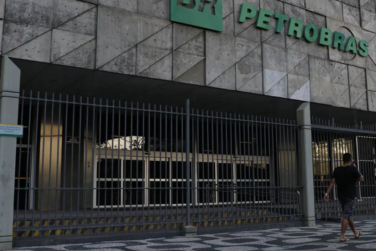 Petrobras anuncia licitação para construção de navios gaseiros nesta segunda-feira (17)