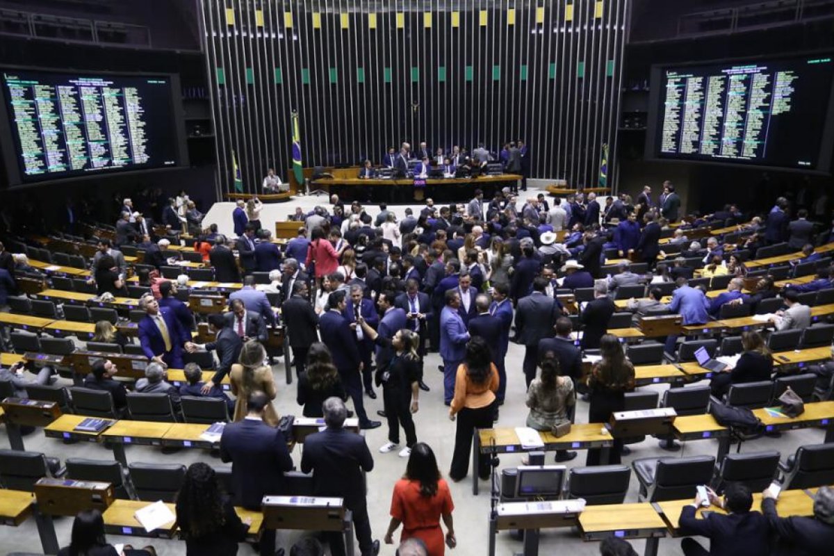 Cúpula da Câmara quer ampliar poder sobre comissões, agora vitaminadas com emendas