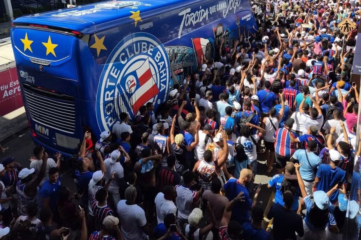 Vídeo: Torcida do Bahia lota aeroporto e motiva equipe para estreia pela Libertadores