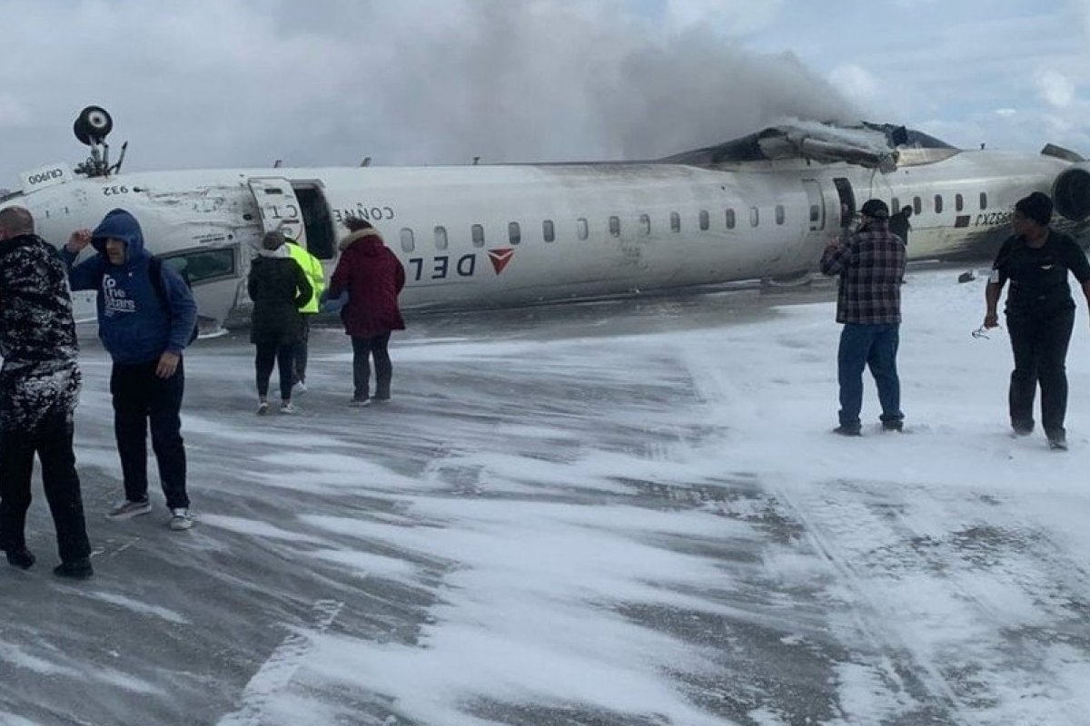 Vídeo: Avião da Delta capota em pouso na cidade de Toronto; 8 pessoas estão feridas