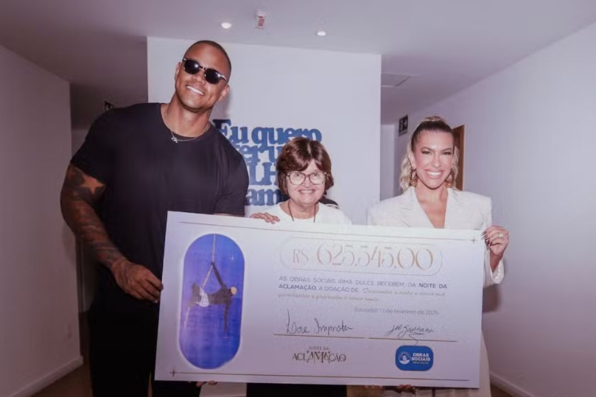 Leo Santana e Lore Improta entregam cheque de R$ 625 mil arrecadados na Noite da Aclamação para OSID