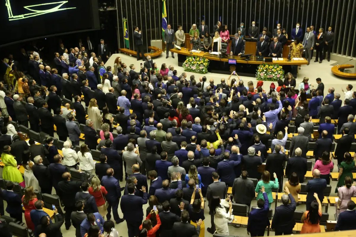 Câmara vota projetos sem polêmicas, mas bastidores discutem anistia, emendas e reforma ministerial 