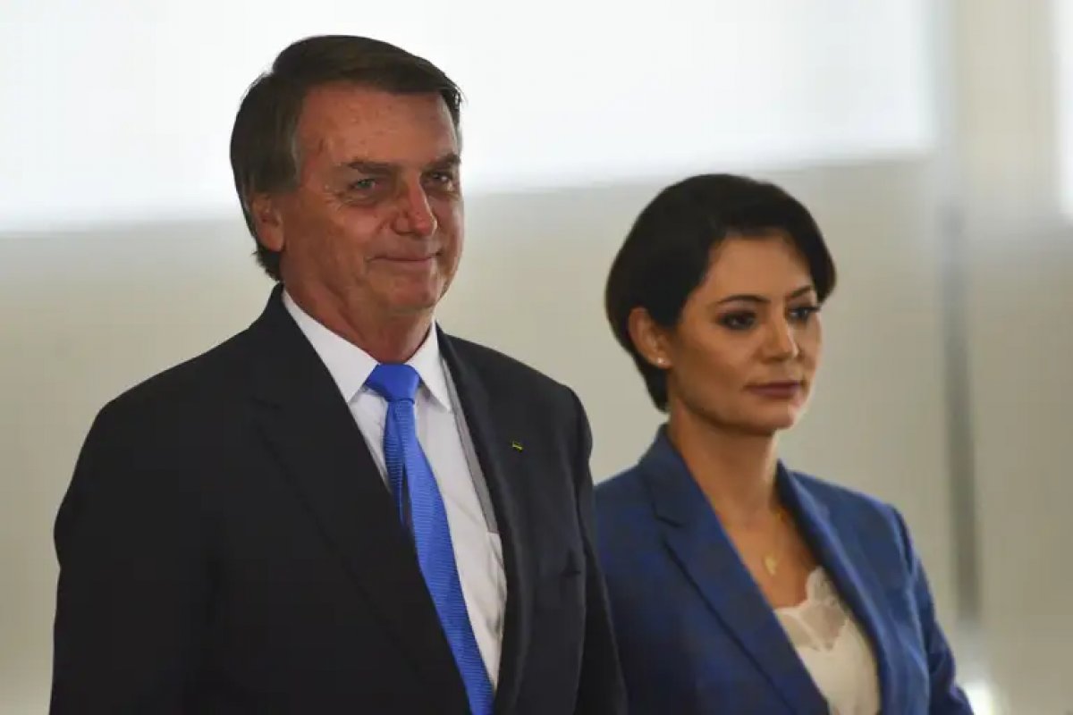 Bolsonaro e Michelle superariam Lula em eventual 2º turno, indica pesquisa