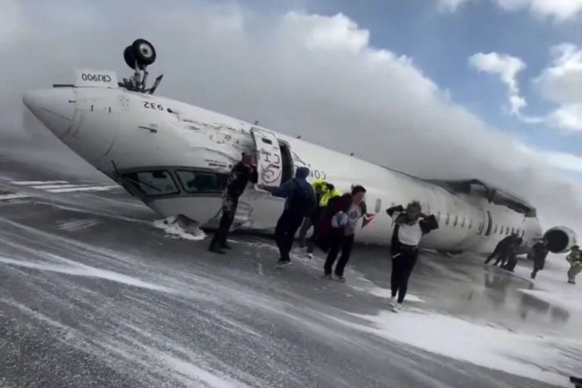 Vídeo: Gravação mostra momento em que avião capota ao pousar em Toronto, no Canadá