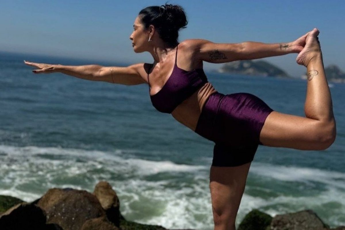 Scheila Carvalho exibe corpão ao praticar yoga!