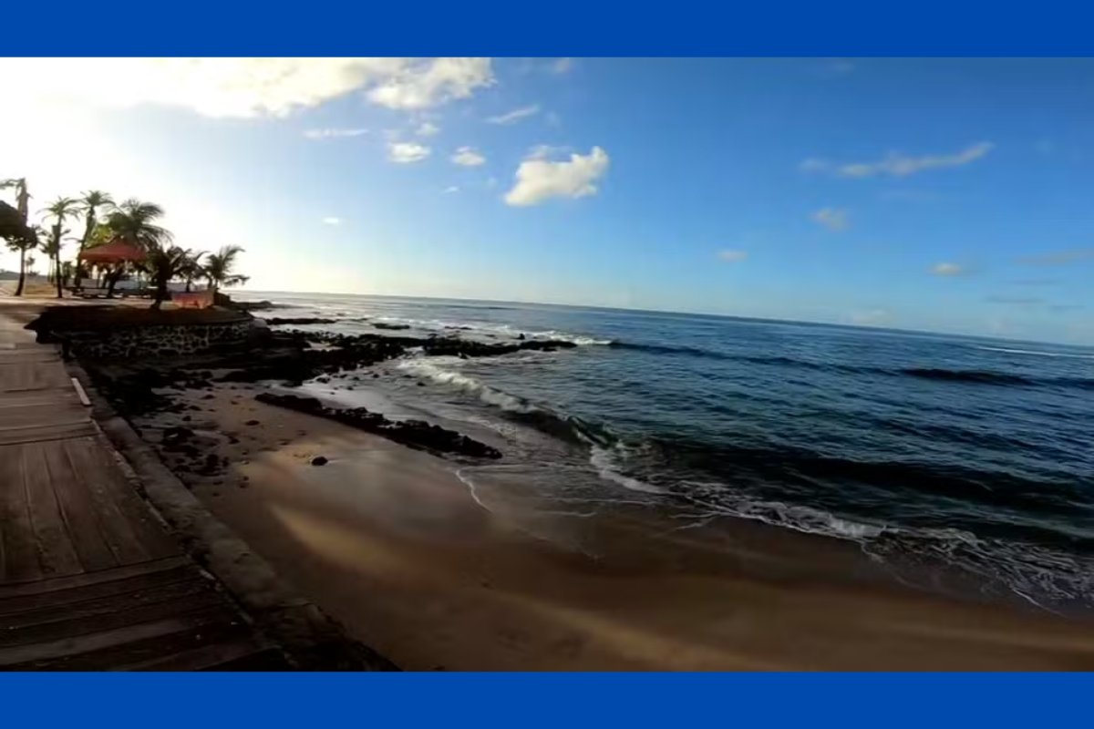 Homem morre afogado após tentar resgatar filho em praia de Salvador