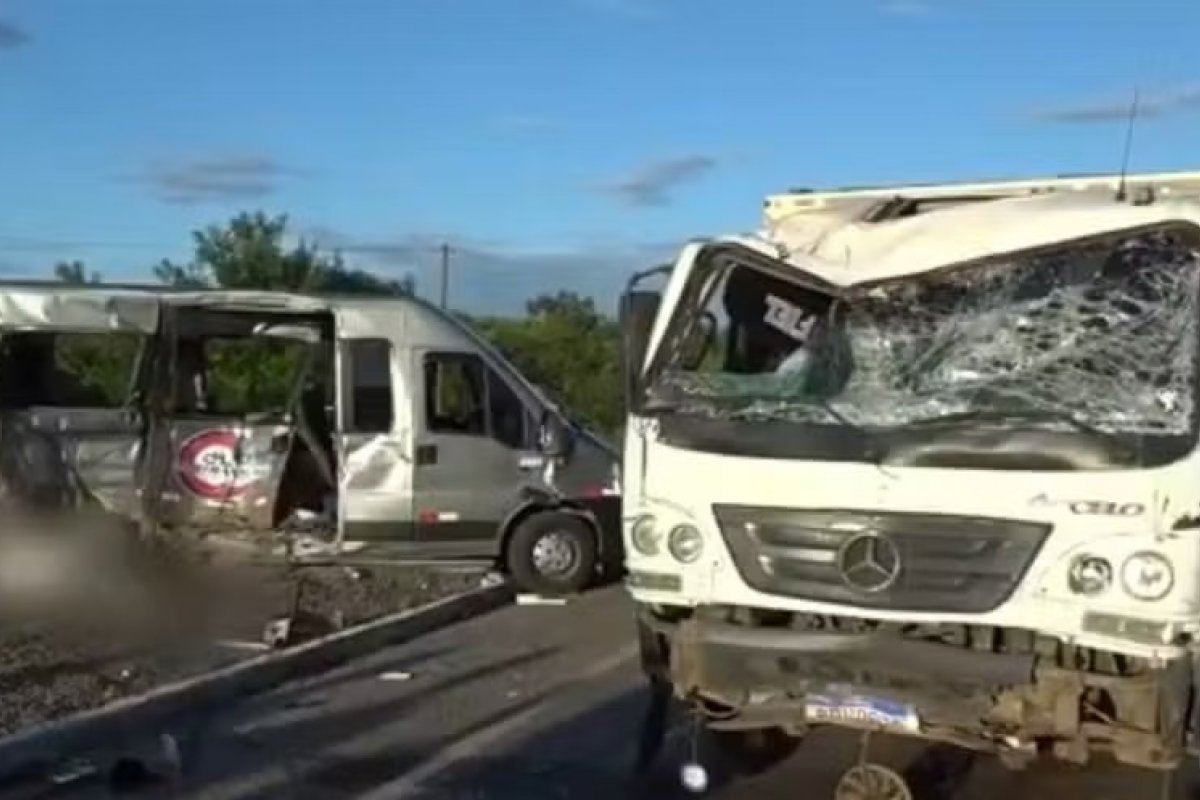 Batida entre van e caminhão mata seis pessoas no norte da Bahia