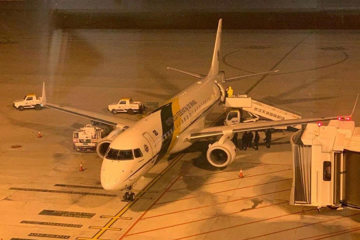 Aviões da FAB decolam de Wuhan com 40 passageiros rumo ao Brasil