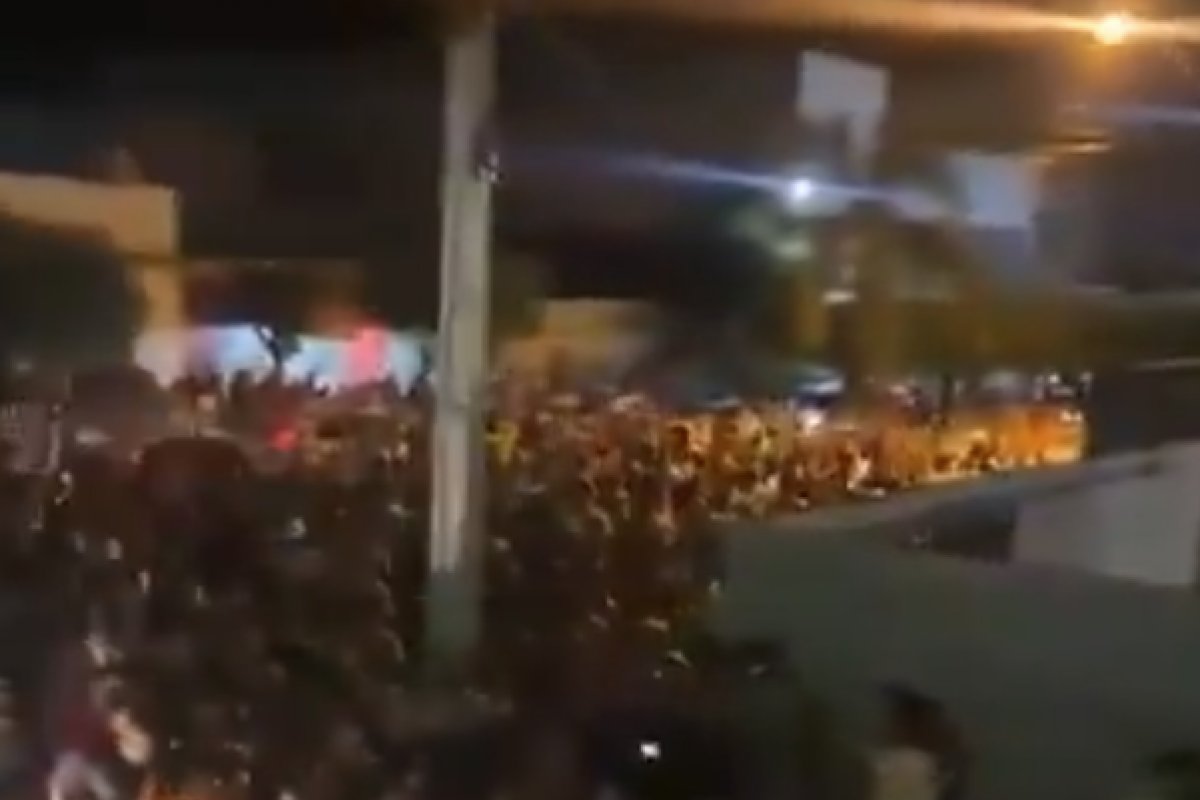 Vídeo: população invade viatura e lincha suspeito de matar criança de 2 anos em PE