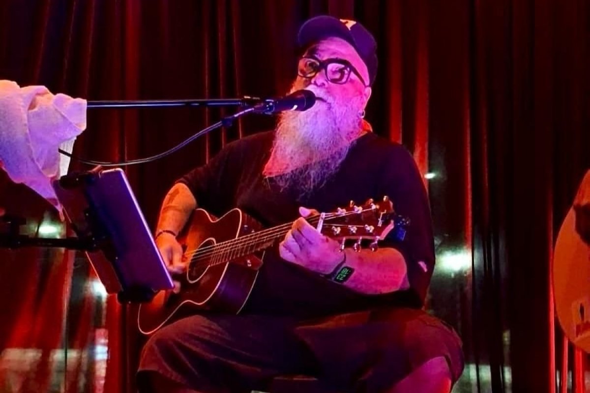 Márcio Mello faz último show da temporada de "Punk Acústico"