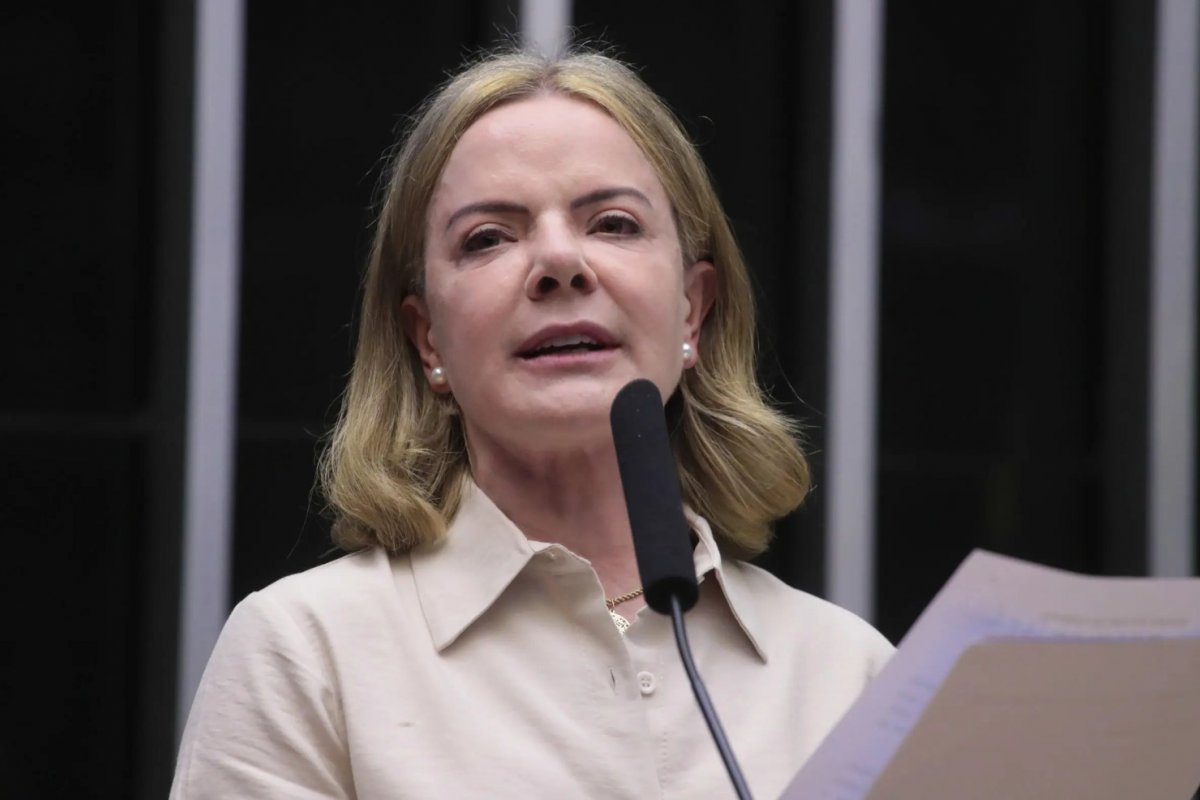 Vídeo: Lugar de Bolsonaro é no 'banco dos réus', diz Gleisi Hoffmann