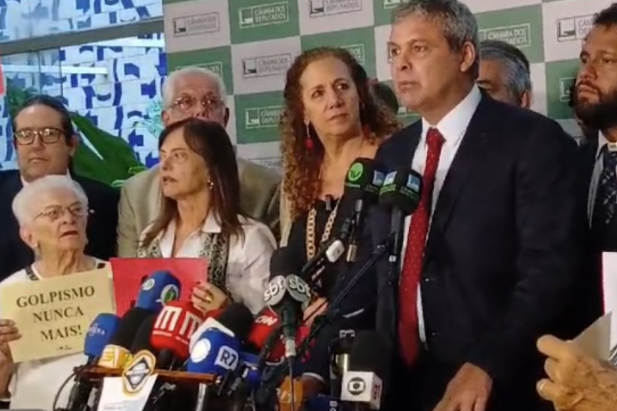 Vídeo: "Páginas mais tristes da história desse país", declara Lindbergh sobre denúncia contra Bolsonaro