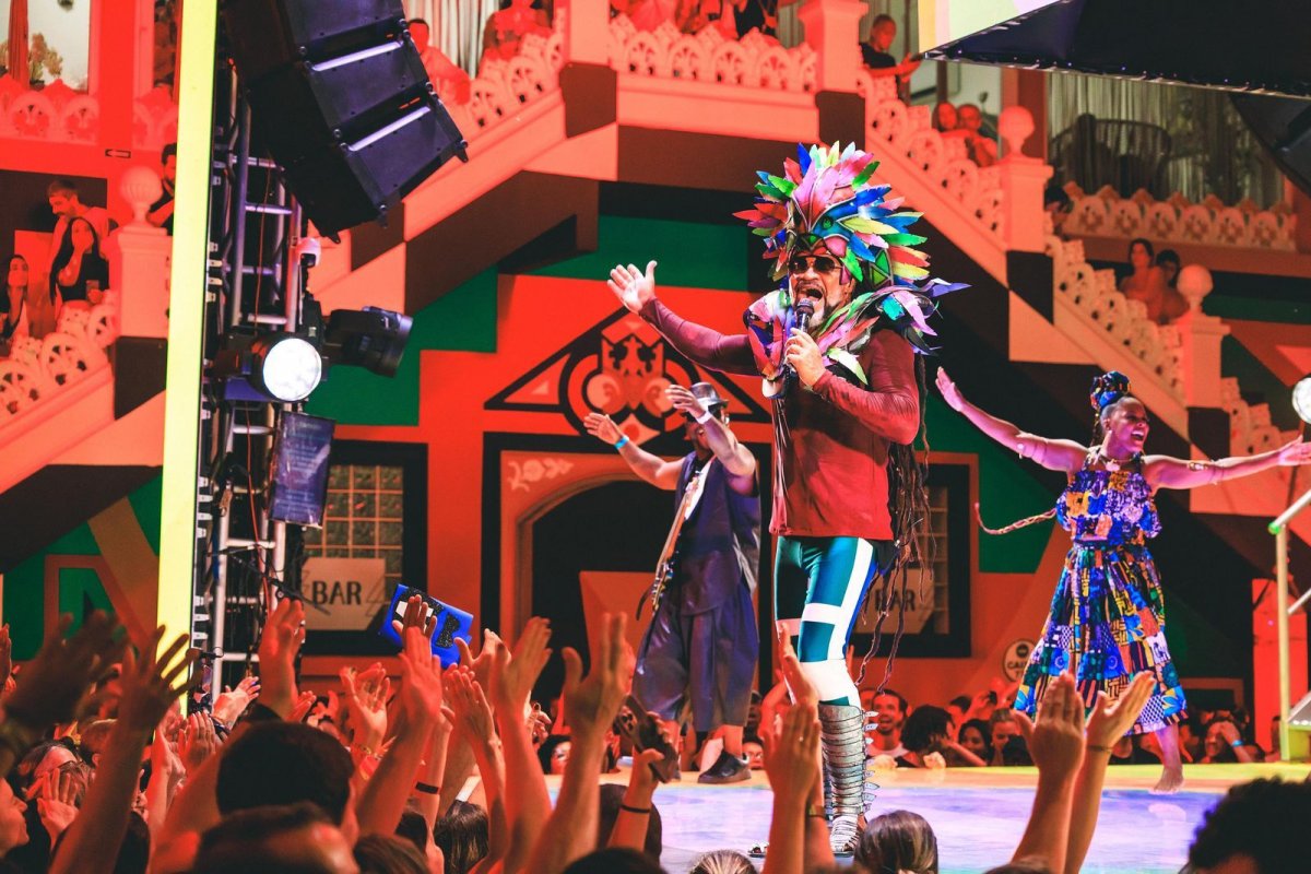 Carlinhos Brown celebra os 40 anos do Axé Music com desfile único no Bloco Timbalada