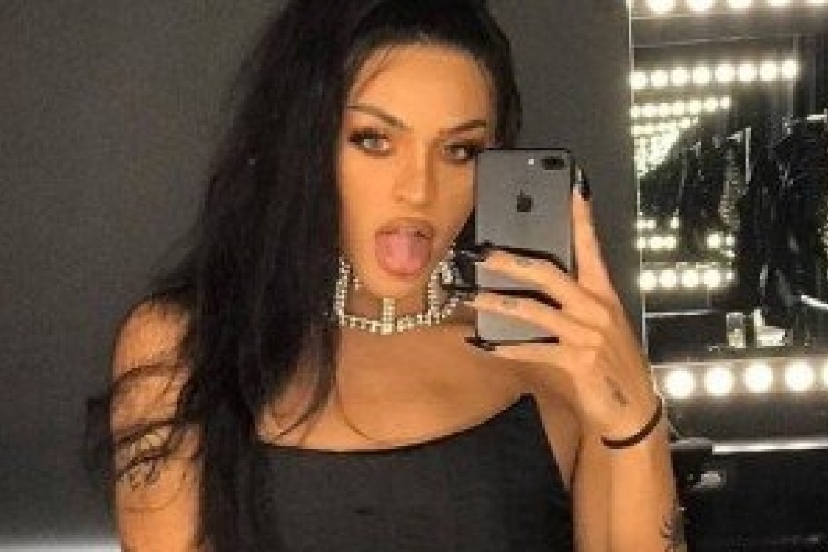 Anda firme e forte o namoro de Pablo Vittar com compositor