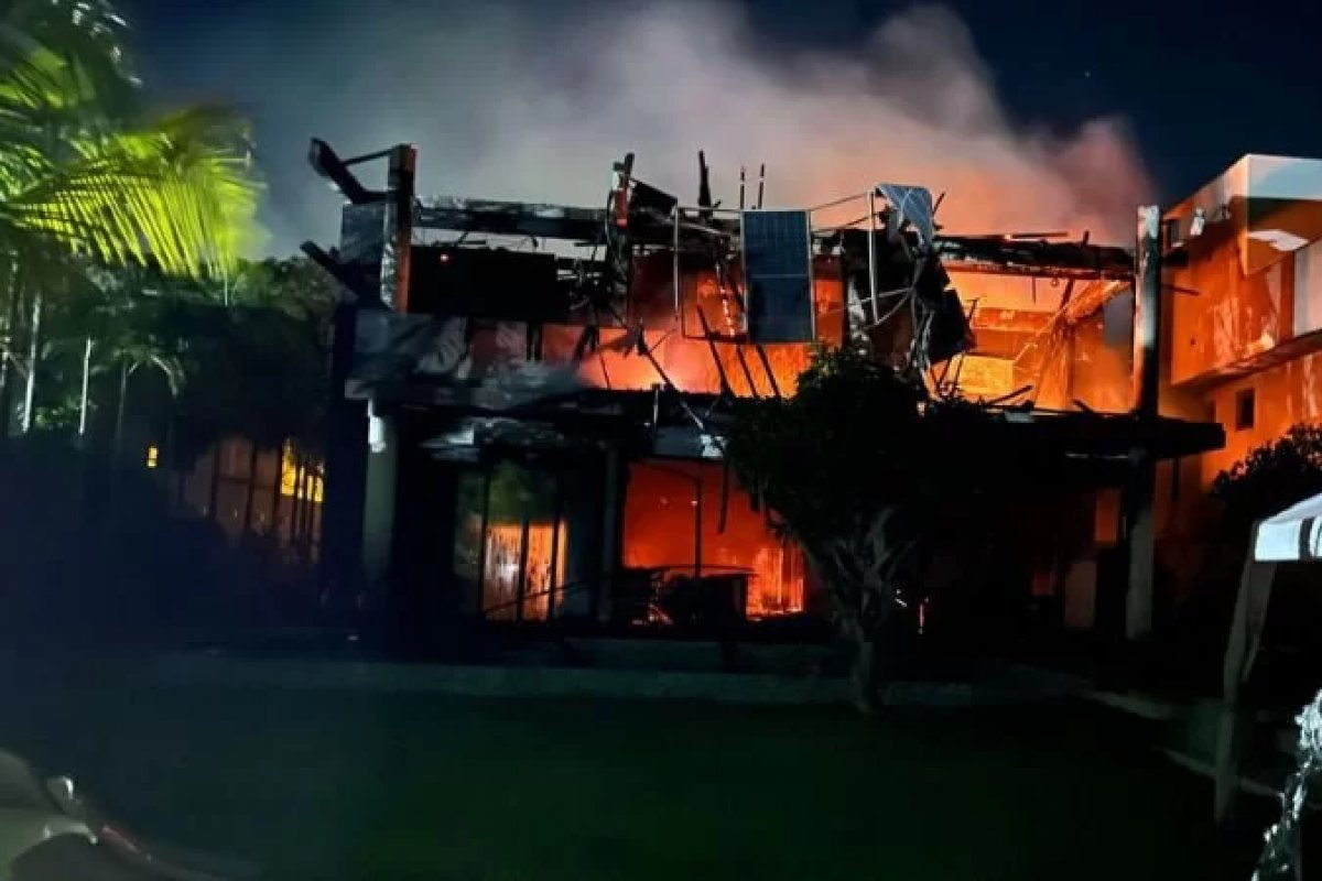 Incêndio destrói casa em condomínio de Guarajuba e deixa dois mortos