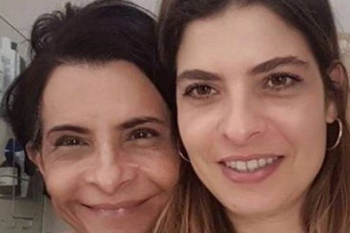 Marina Lima homenageia namorada pela passagem do seu aniversário