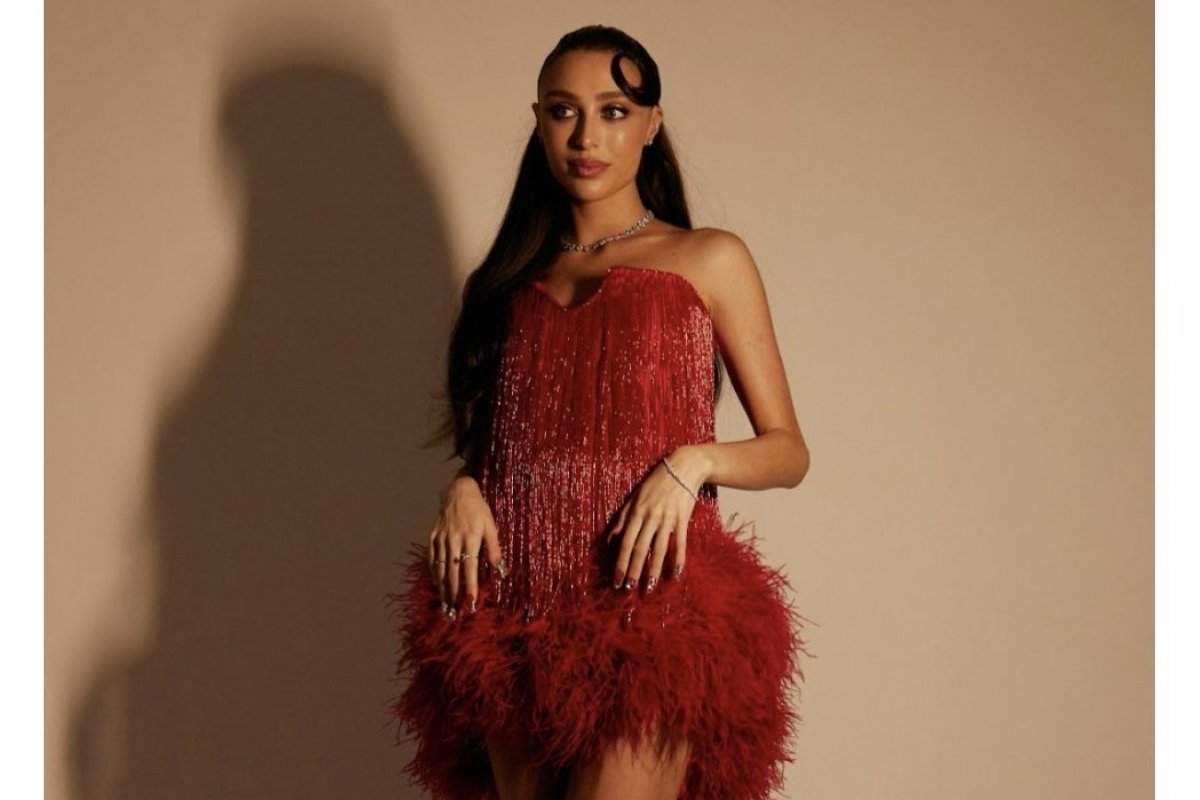 Elisa Zarzur brilha no Baile da Vogue com releitura de Christina Aguilera!