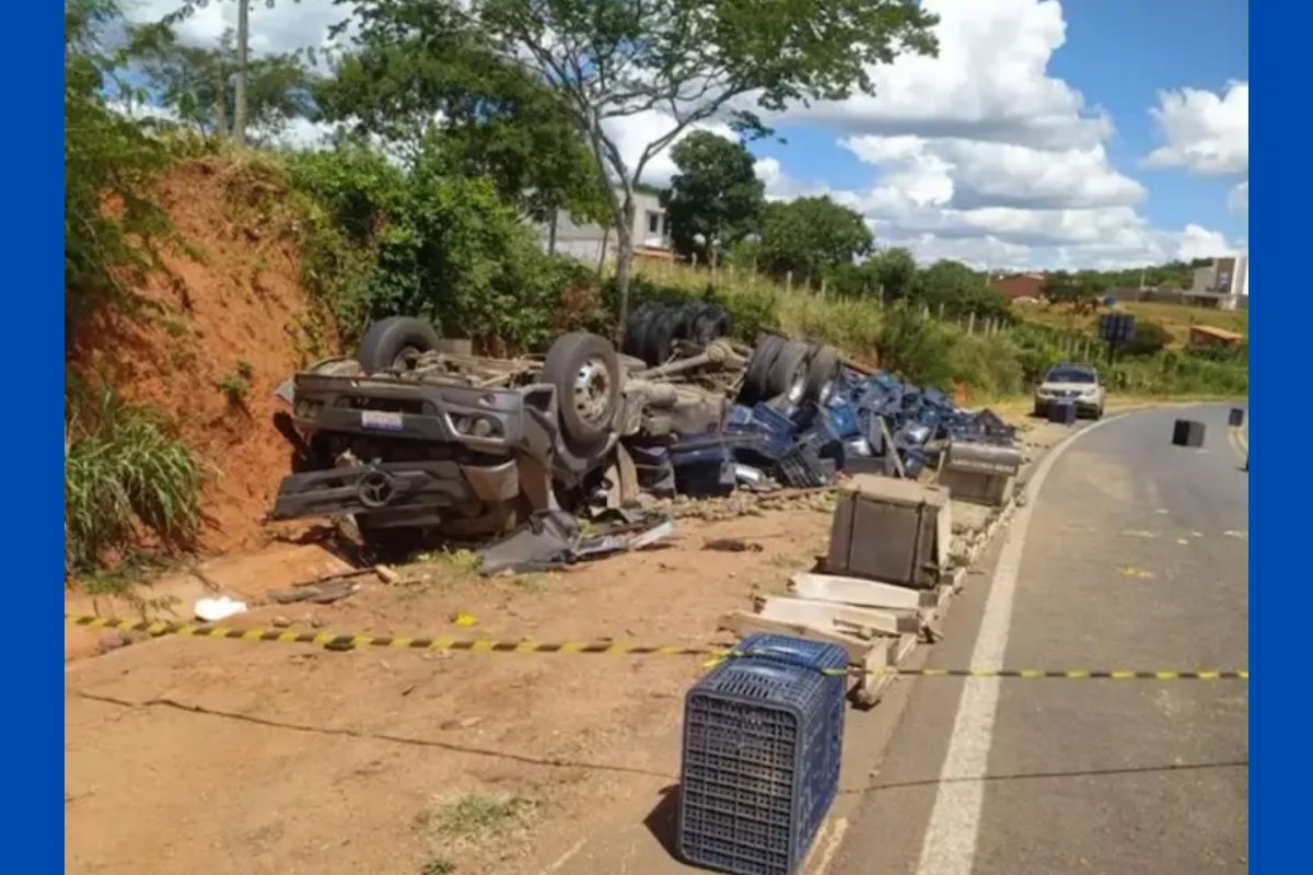 Caminhão que transportava mangas capota em acidente na BR-030