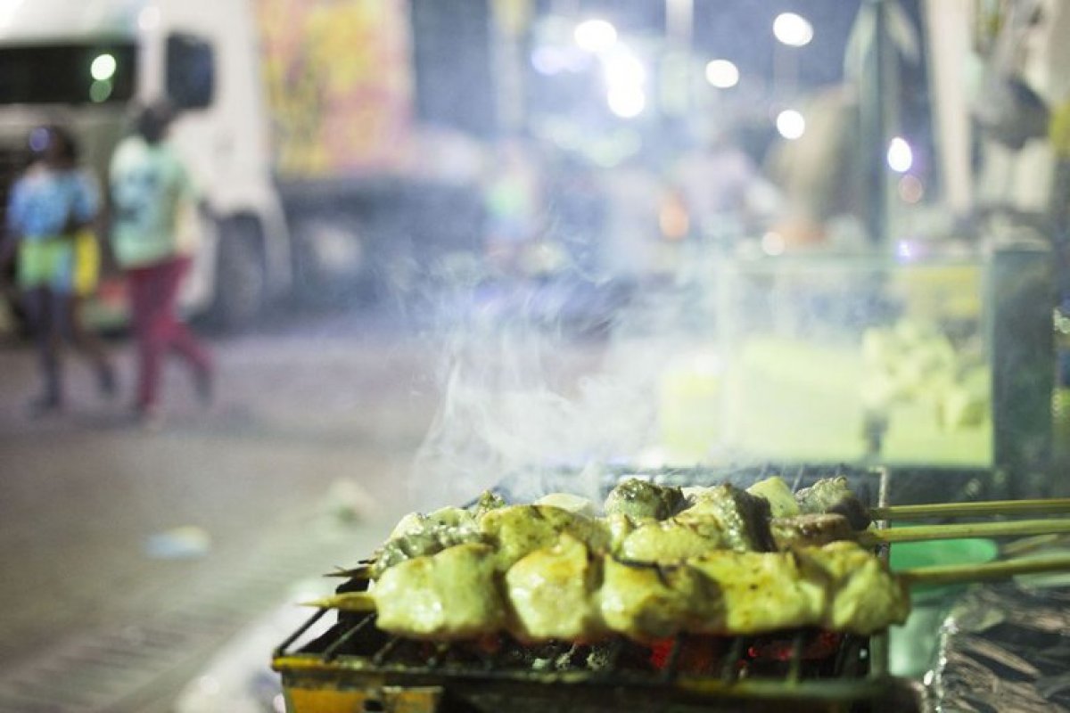 Comida de rua no Carnaval: como escolher opções seguras e evitar intoxicação durante a folia