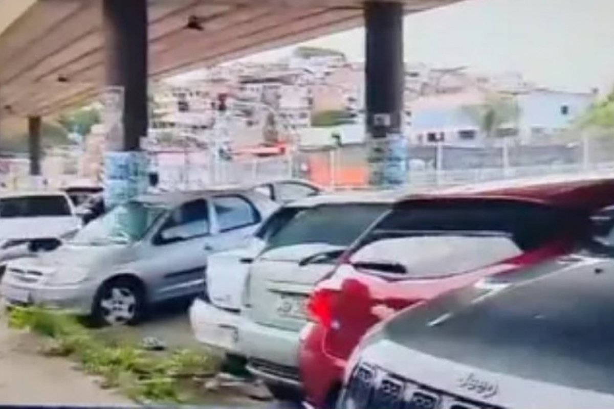 Caminhão da Limpurb bate em sete veículos na Av. Vasco da Gama, em Salvador 