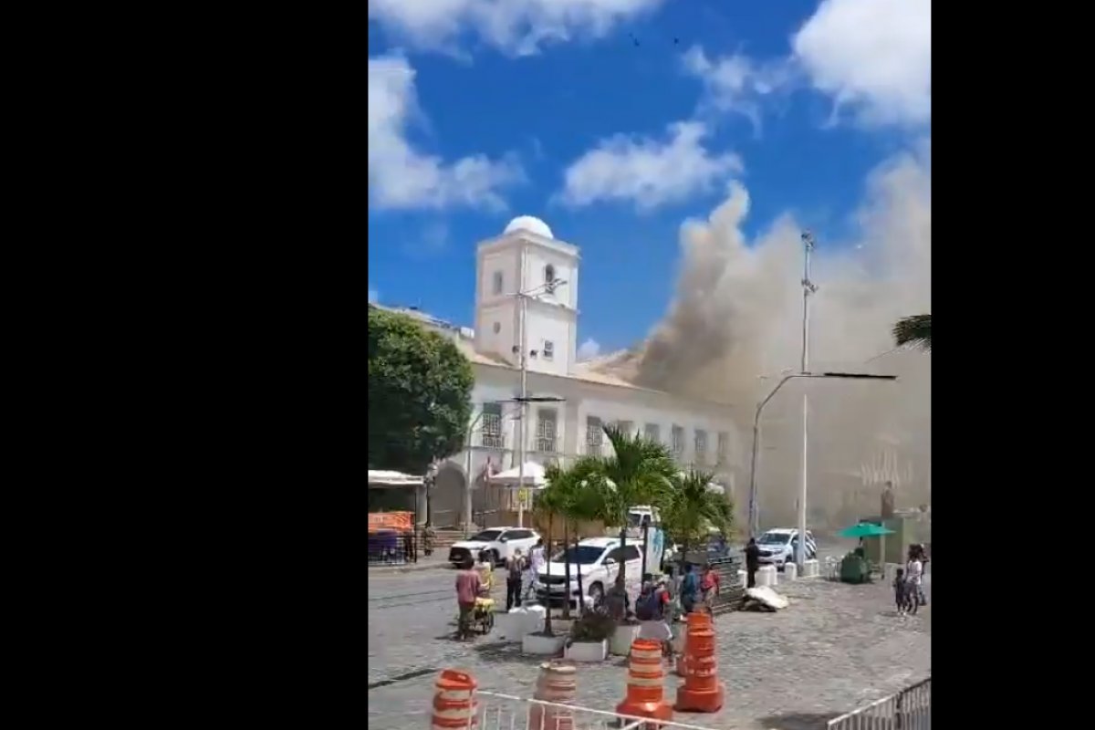 Vídeo: Prédio da Câmara Municipal de Salvador pega fogo nesta segunda-feira (24)