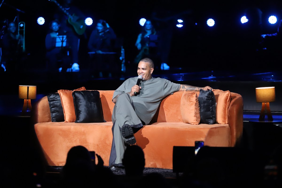 Rodriguinho é ovacionado e emociona em gravação do projeto "Rodriguinho Acústico", em São Paulo!