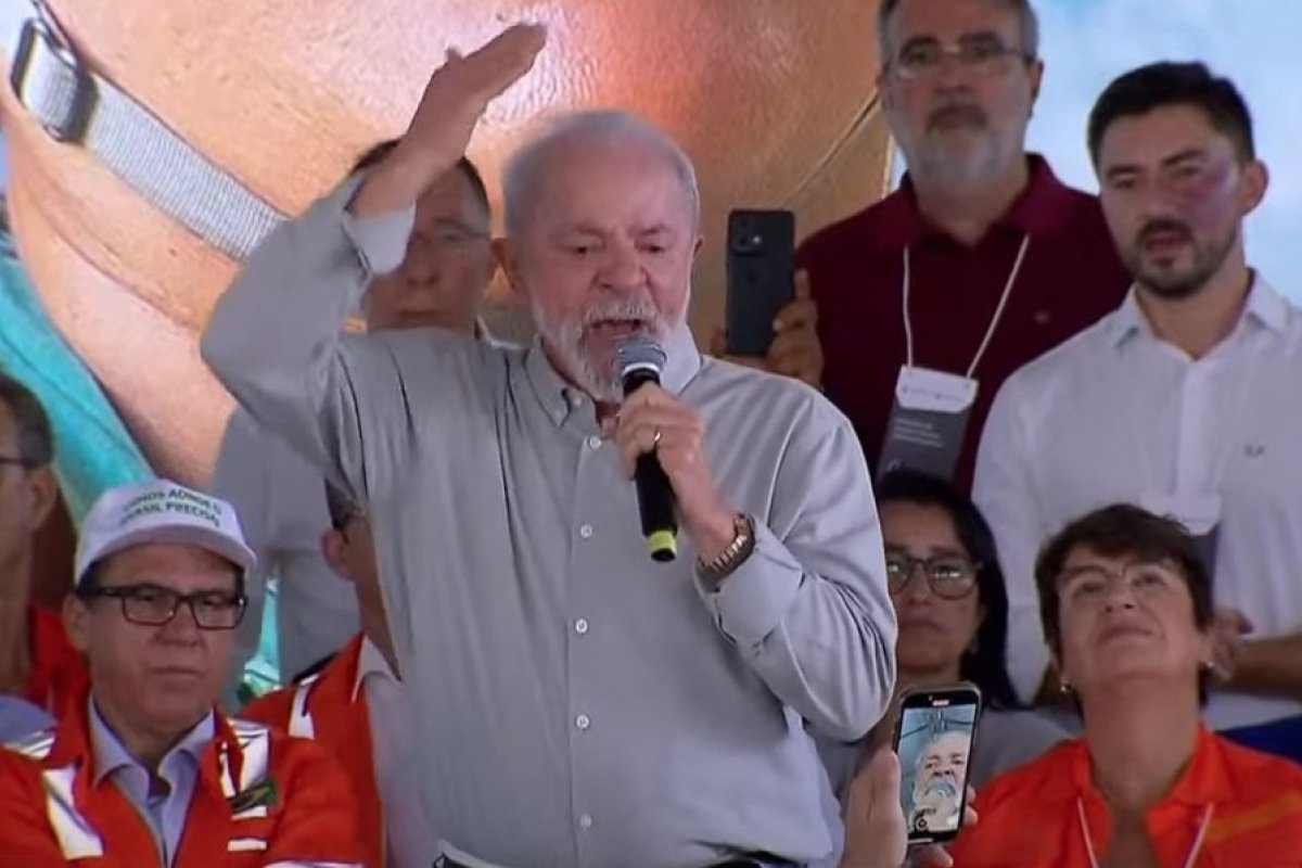 Lula afirma ser contra combustível fóssil, mas declara que o Brasil ainda necessita de petróleo