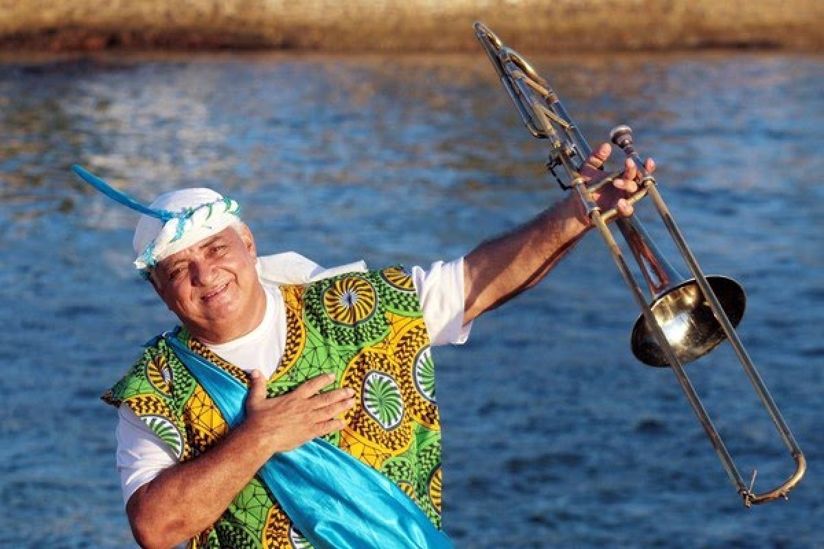 Gerônimo Santana leva sua musicalidade única para espaços emblemáticos da folia! 