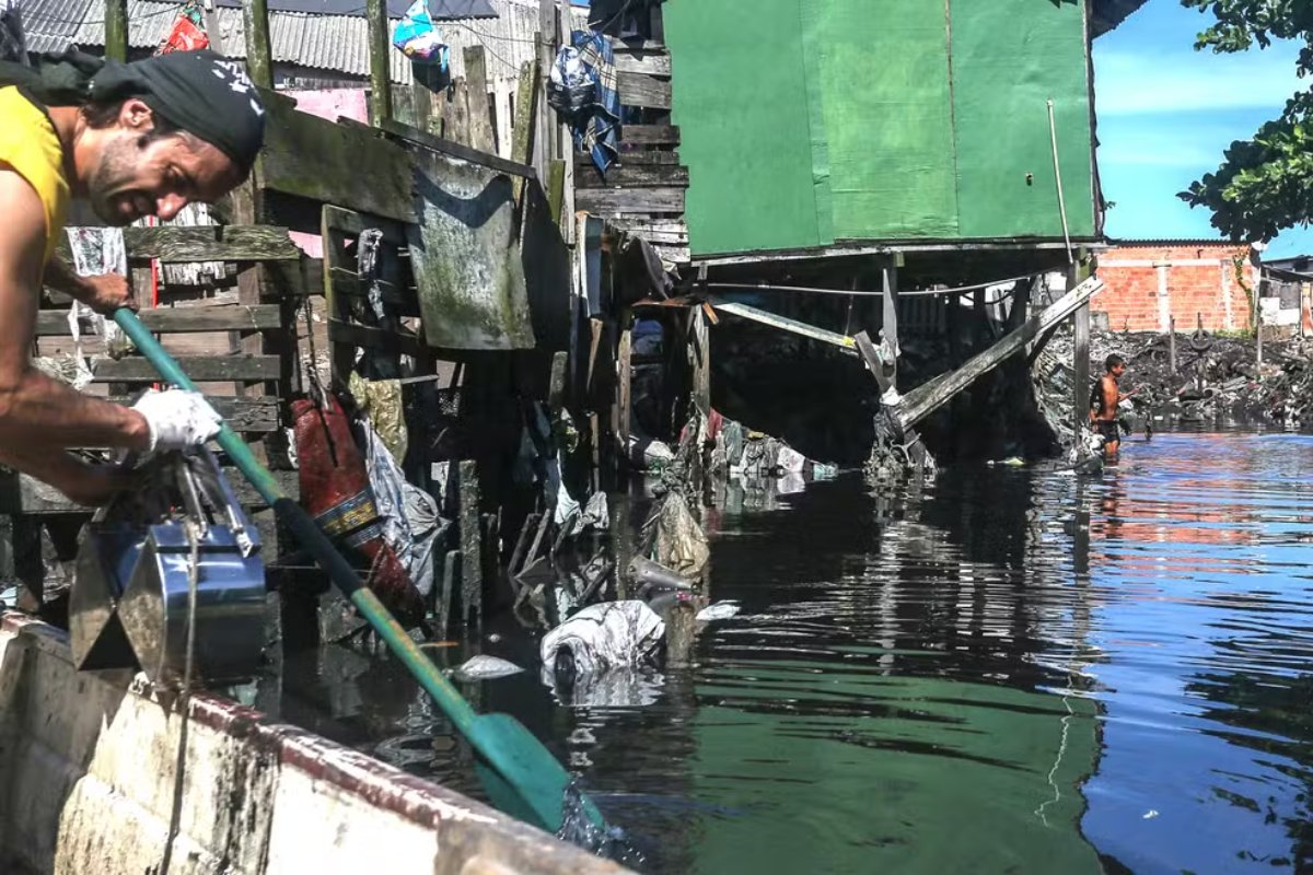 Rio do litoral de São Paulo é o segundo mais poluído por microplásticos do mundo, aponta estudo