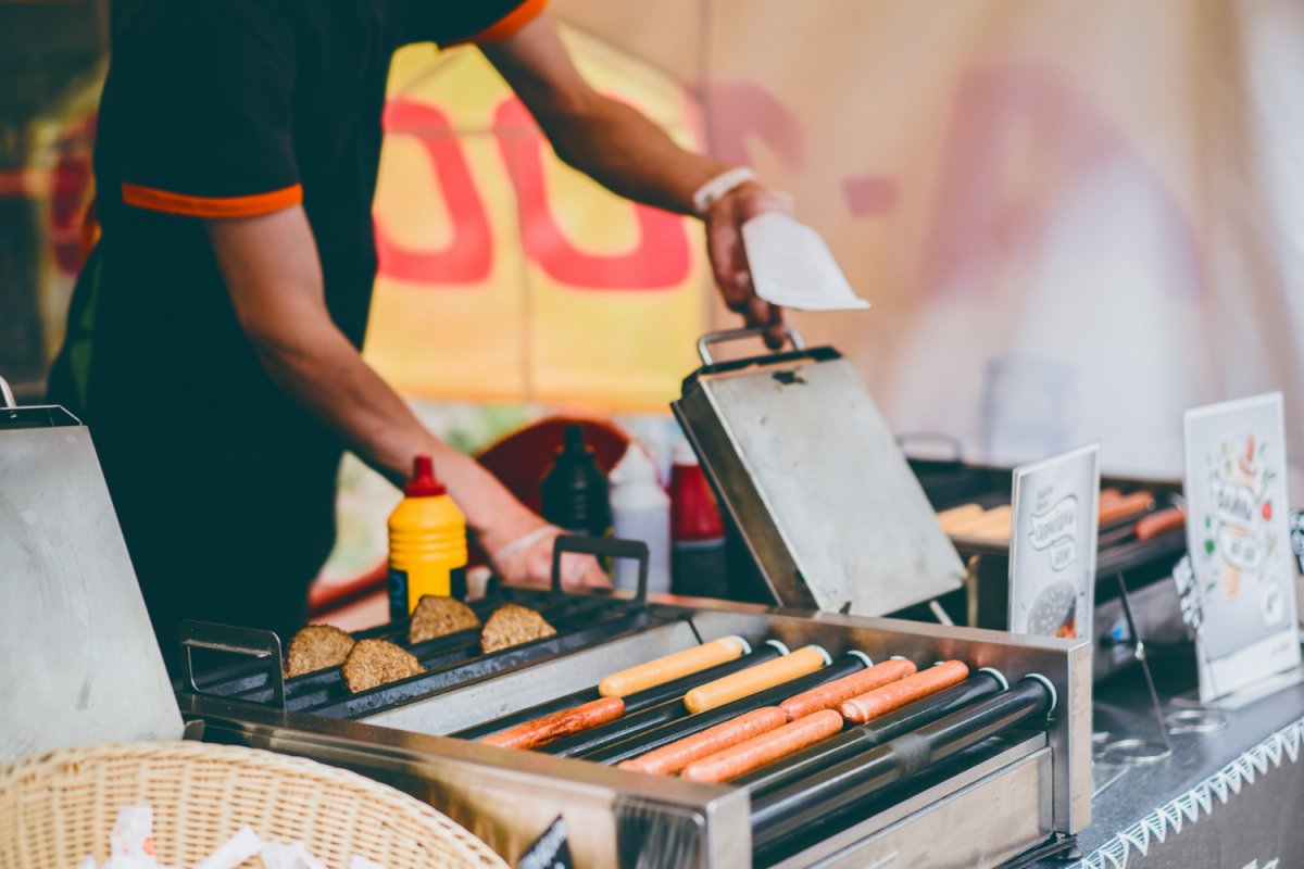 Alimentação no Carnaval: gastroenterologista e nutricionista alertam sobre o que comer e o que evitar durante a folia! 