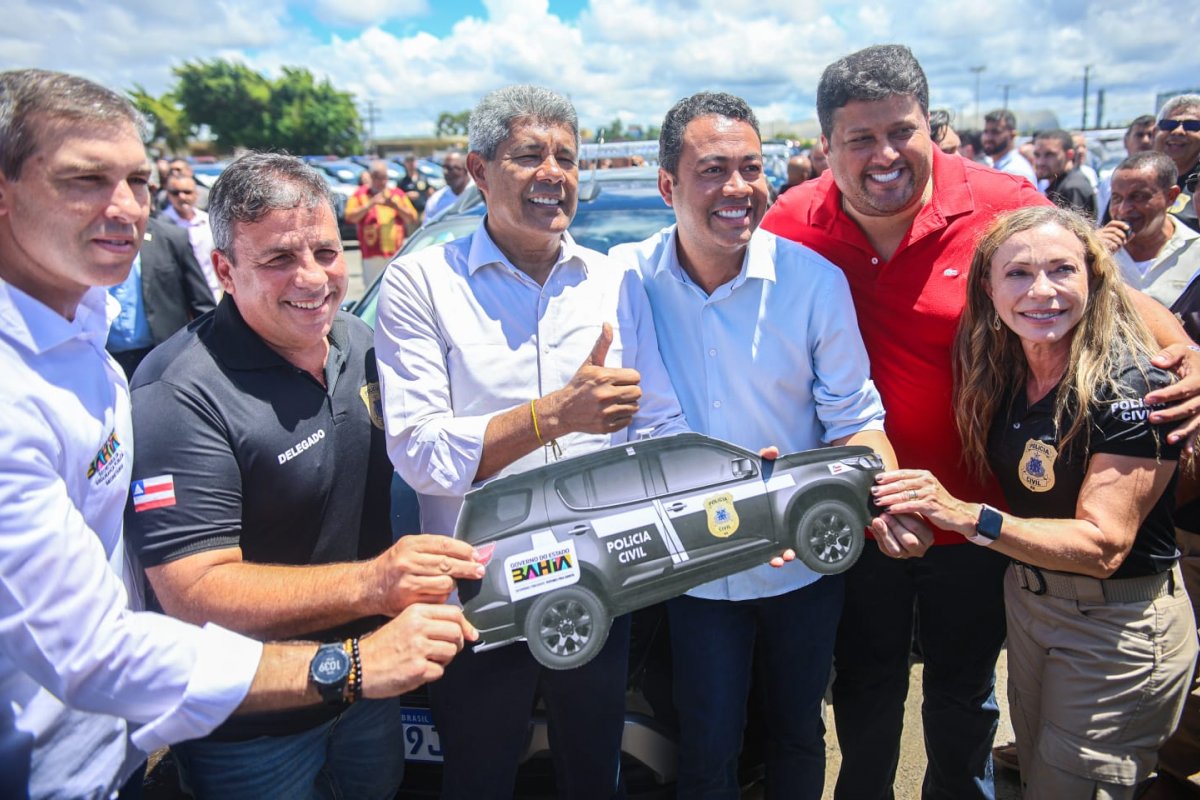 Durante solenidade em Salvador, Jerônimo entrega viaturas da Polícia Civil a Euclides da Cunha
