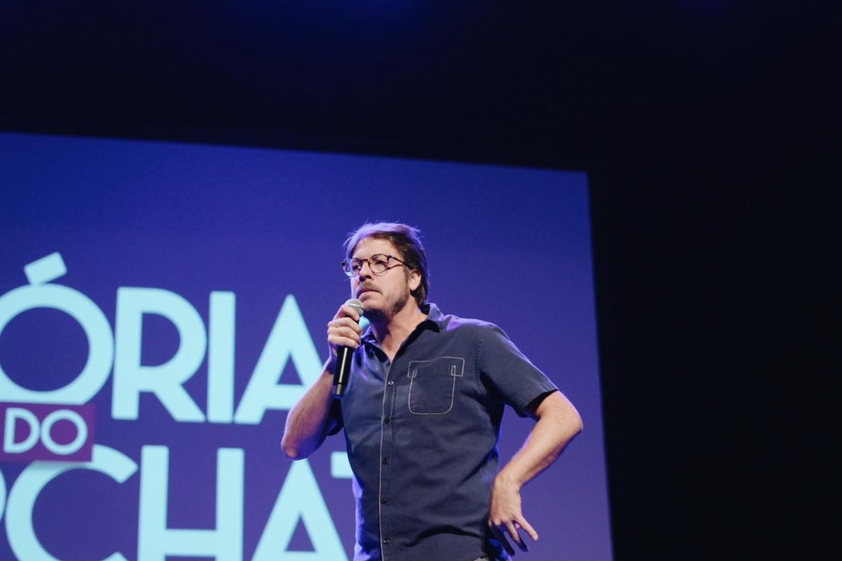 Depois da turnê internacional, com sessões esgotadas em todas as cidades, Fabio Porchat abre novas datas da turnê "Histórias do Porchat", no Brasil!
