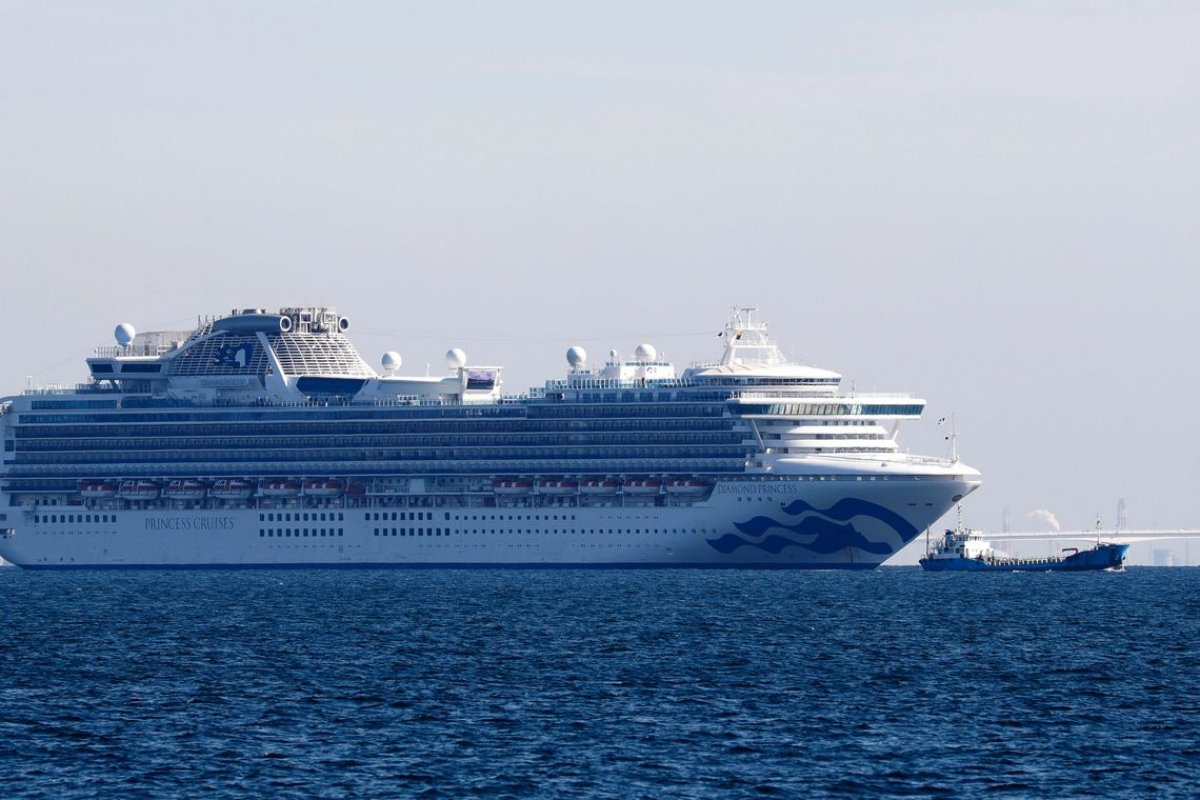 Três pessoas são diagnosticadas com coronavírus em navio