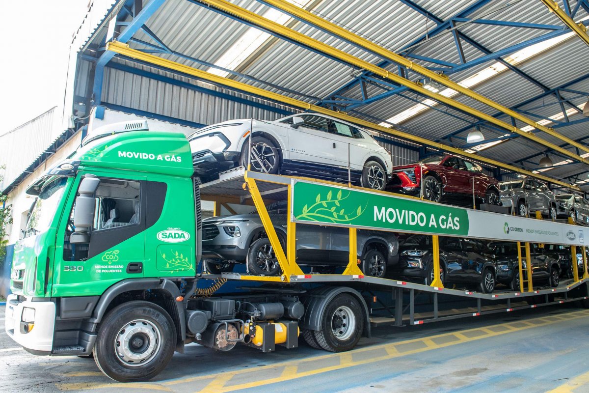 GM vai usar caminhão a GNV para transportar veículos novos
