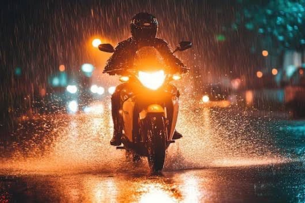 Como andar de moto na chuva: guia com 8 dicas
