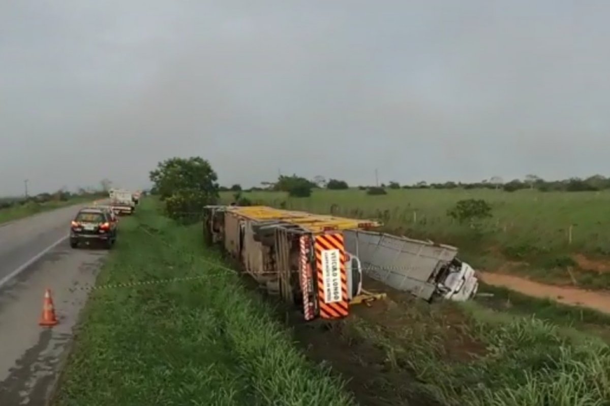 Cegonha tomba e 11 carros ficam danificados em Vitória da Conquista
