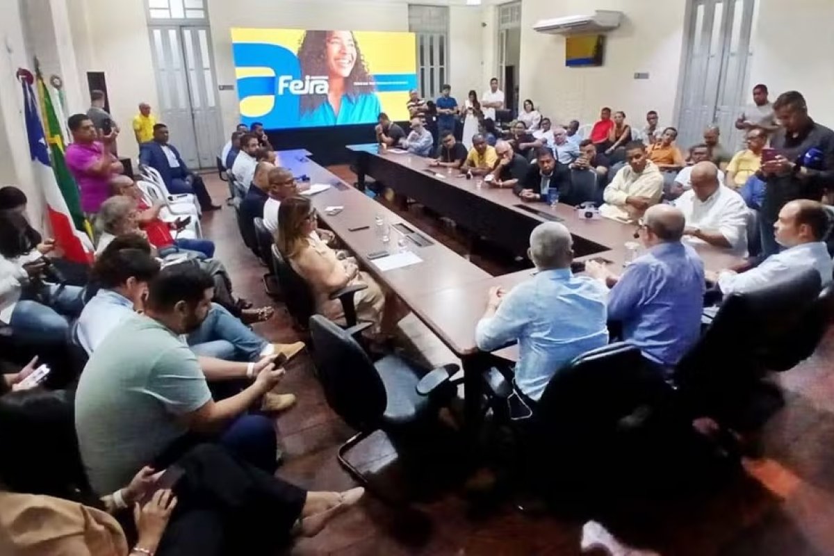 Prefeitura de Feira de Santana anuncia convocação de 300 professores aprovados em concurso público