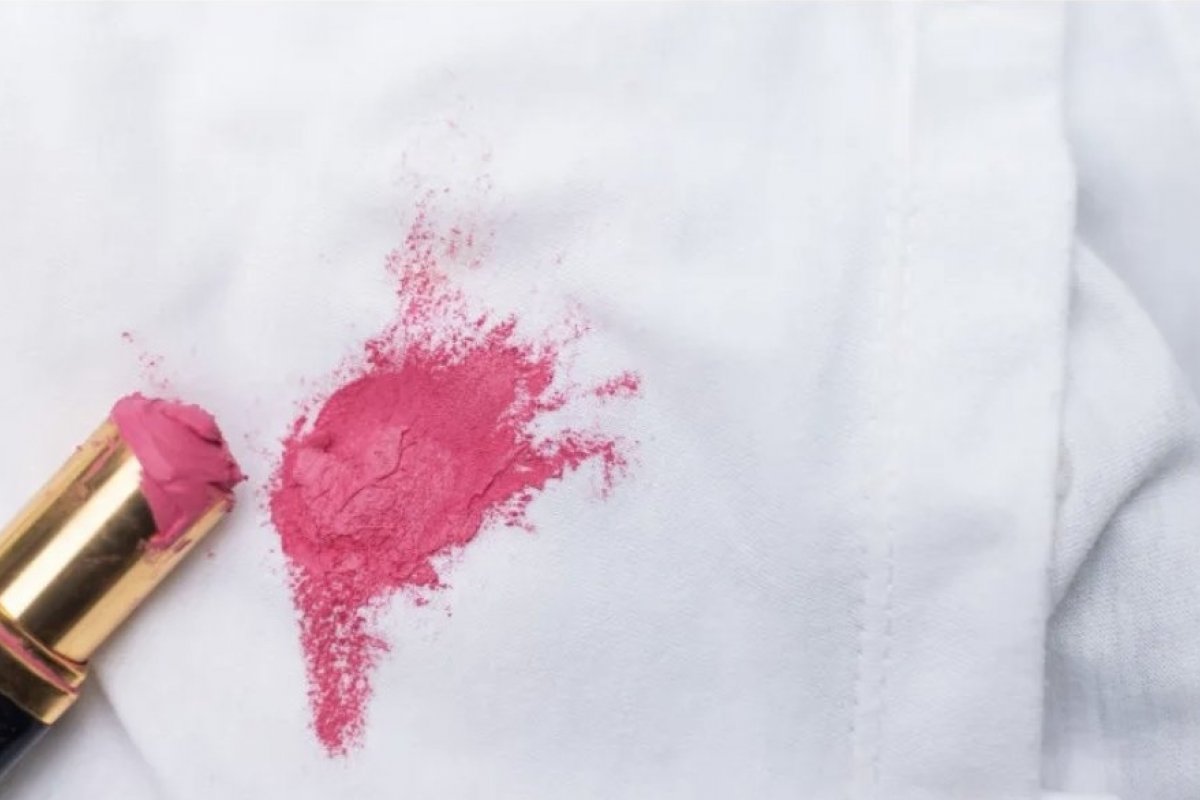 Aprenda um truque poderoso para remover manchas de batom da roupa!