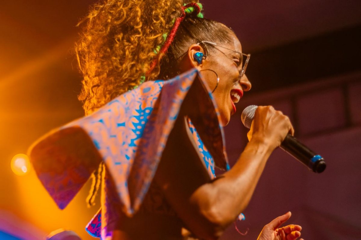 Confira shows e participações de Márcia Castro durante a folia carnavalesca! 