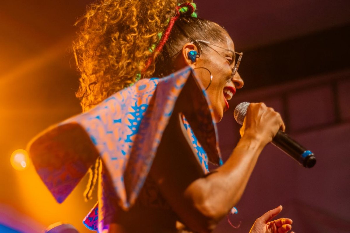 Confira shows e participações de Márcia Castro durante a folia carnavalesca!