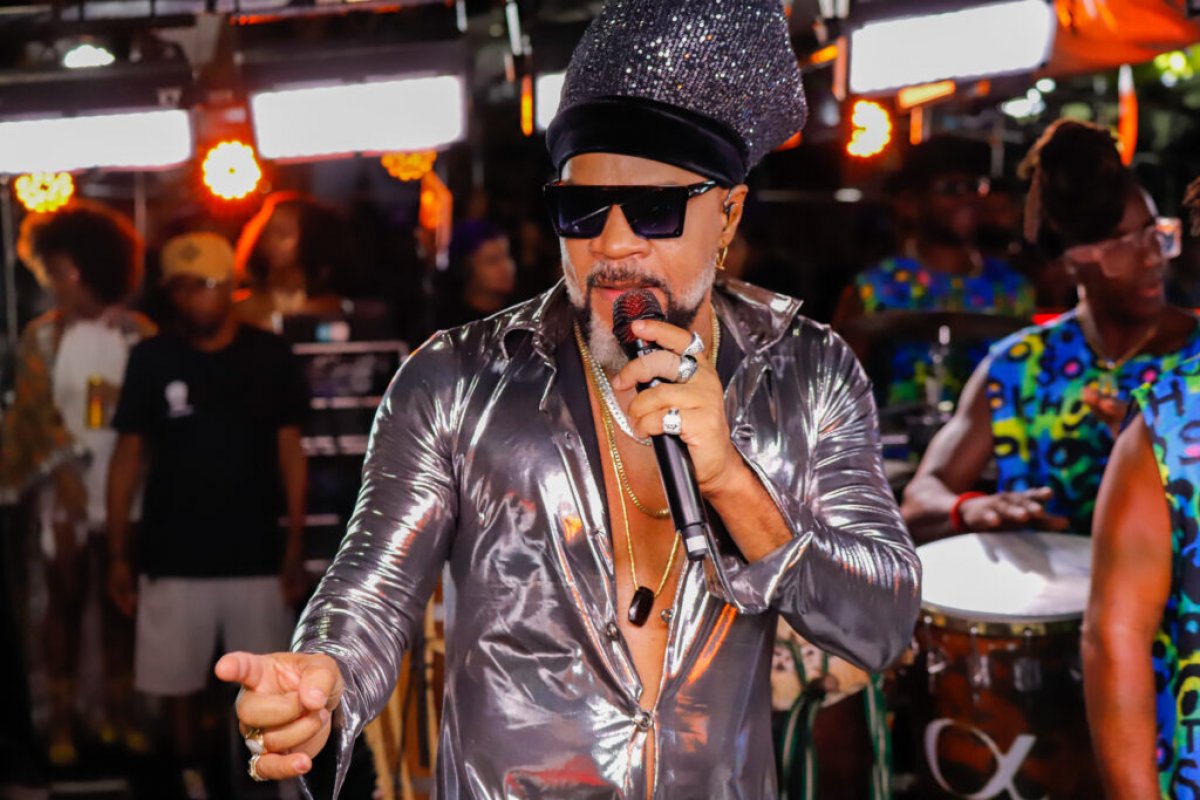 Carlinhos Brown celebra 40 anos do Axé Music no primeiro dia oficial do carnaval 