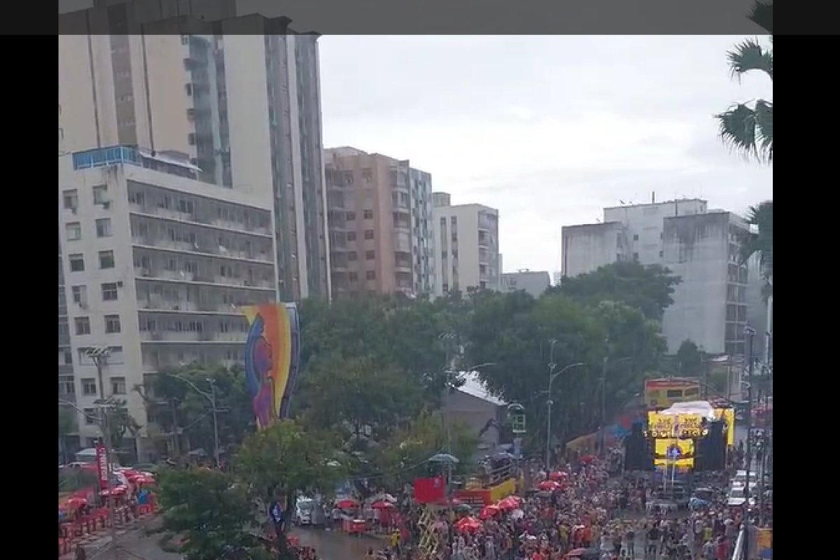 Vídeo: foliões aguardam saída dos trios atrasados debaixo de chuva no Campo Grande 