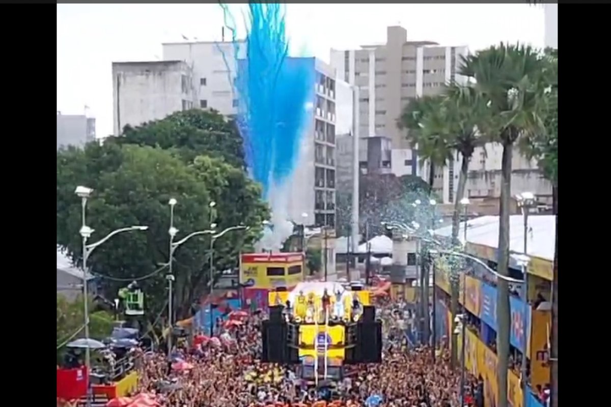 Vídeo: Rei Momo recebe chave da cidade e abre oficialmente carnaval de Salvador