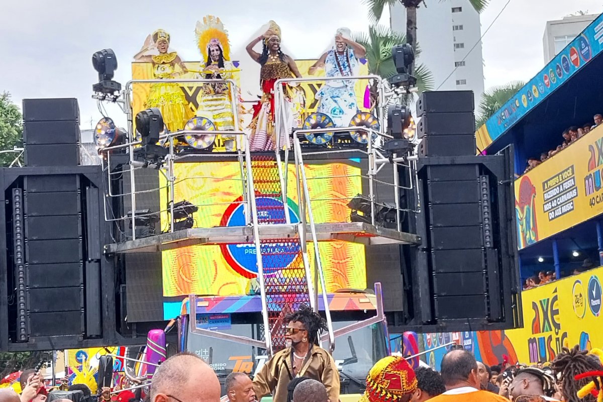 Vídeo: Carlinhos Brown e Olodum abrem o Carnaval de Salvador com homenagem ao Axé