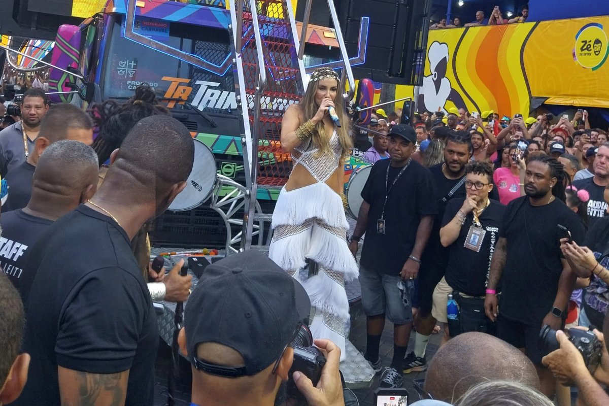 Vídeo: Claudia Leite é vaiada no primeiro dia do Carnaval em Salvador